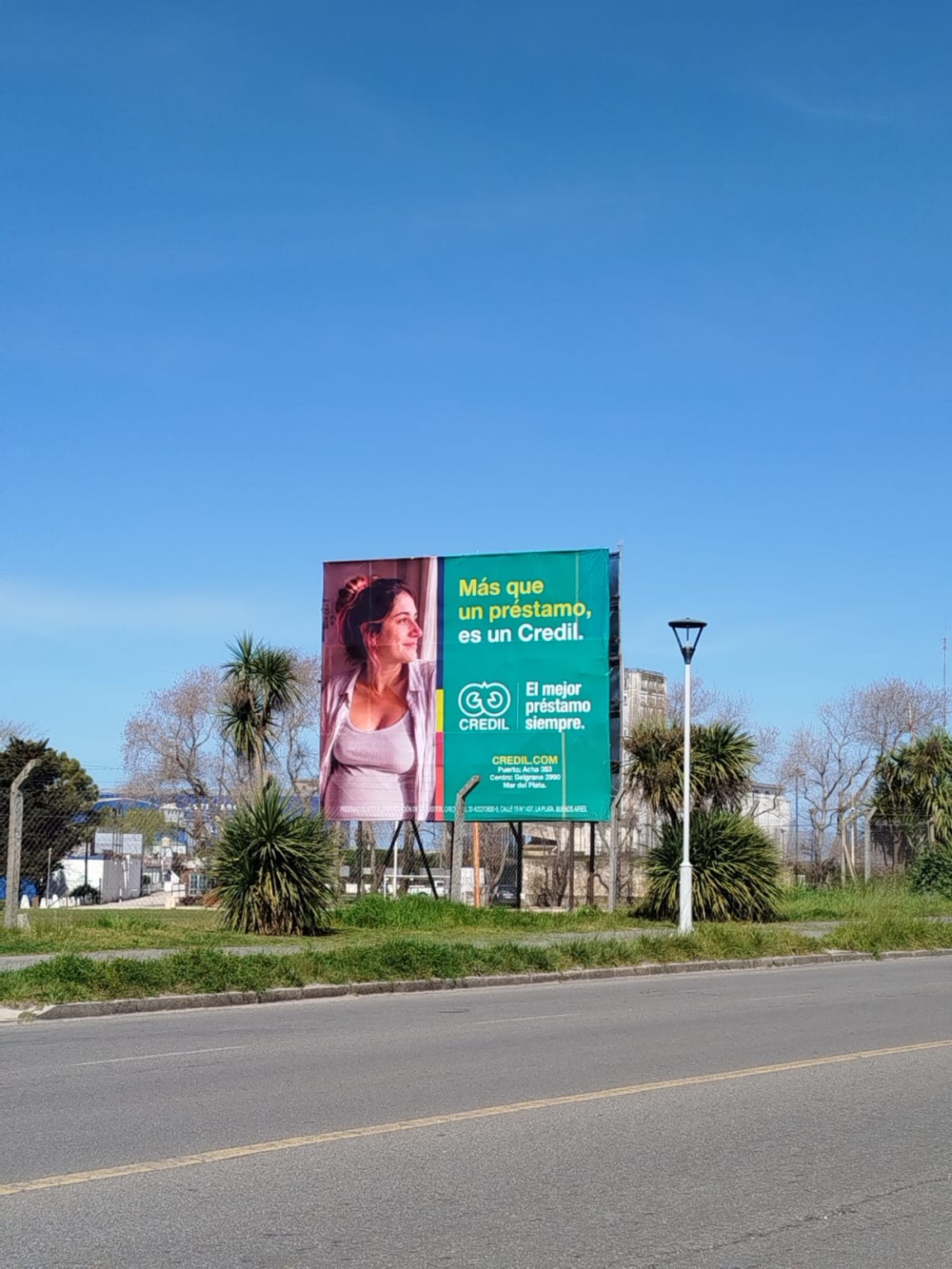 Cartel publicitario en la Base Naval de Mar del Plata con campaña de Credil