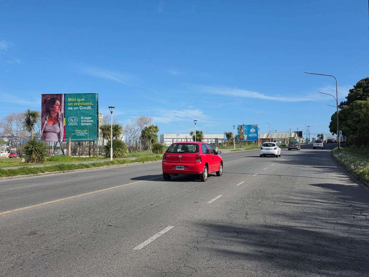 Vista desde la avenida del cartel publicitario en la Base Naval de Mar del Plata